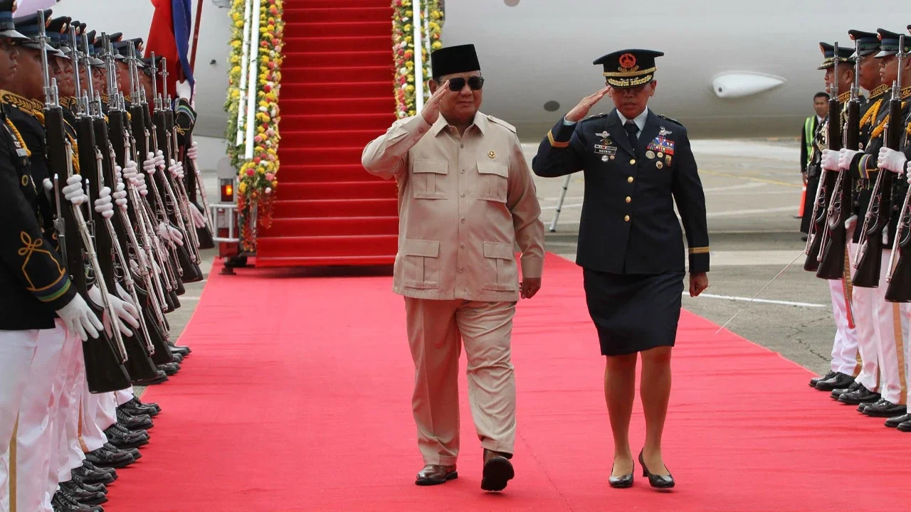 Presiden Prabowo Subianto  memberi hormat kepada pasukan kehormatan saat tiba di Bandara Internasional Mactan-Cebu, Filipina tengah, Kamis (07/05/2026).
