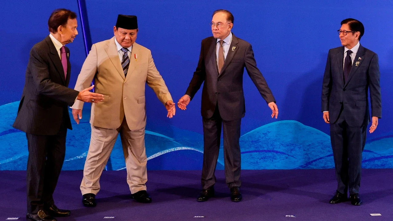 Dari kiri, Sultan Brunei Hassanal Bolkiah, Presiden Indonesia Prabowo Subianto, Perdana Menteri Malaysia Anwar Ibrahim, dan Presiden Filipina Ferdinand Marcos Jr., bersiap untuk meninggalkan panggung setelah sesi foto bersama pada KTT Khusus Brunei Darussalam-Indonesia-Malaysia-Filipina East ASEAN Growth Area (BIMP-EAGA) menjelang KTT ASEAN ke-48 di Cebu, Filipina, Kamis (07/05/2026).