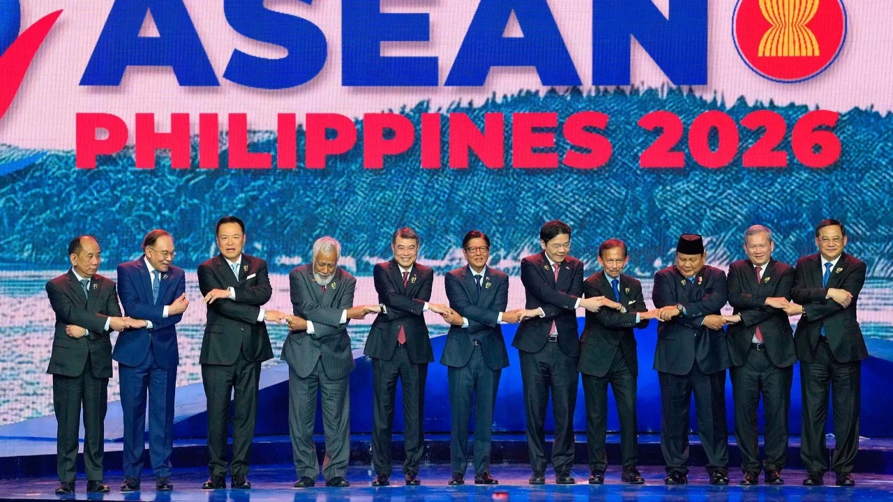 Dari kiri, Sekretaris Tetap Kementerian Luar Negeri Myanmar U Hau Khan Sum, Perdana Menteri Malaysia Anwar Ibrahim, Perdana Menteri Thailand Anutin Charnvirakul, Perdana Menteri Timor Timur Xanana Gusmao, Perdana Menteri Vietnam Le Minh Hung, Presiden Filipina Ferdinand Marcos Jr., Perdana Menteri Singapura Lawrence Wong, Sultan Brunei Hassanal Bolkiah, Presiden Indonesia Prabowo Subianto, Perdana Menteri Kamboja Hun Manet, dan Perdana Menteri Laos Sonexay Siphandone berpose untuk foto bersama selama upacara pembukaan KTT ASEAN ke-48 dan Pertemuan Terkait di Cebu, Filipina pada Jumat (08/05/2026).