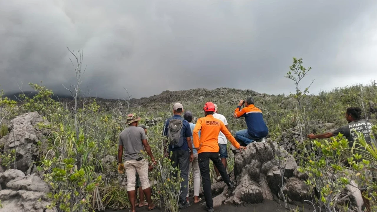 Tim SAR gabungan bersiap melakukan pencarian dan evakuasi terhadap pendaki yang terdampak erupsi Gunung Dukono di Kabupaten Halmahera Utara Provinsi Maluku Utara Jumat (8/5/2026).