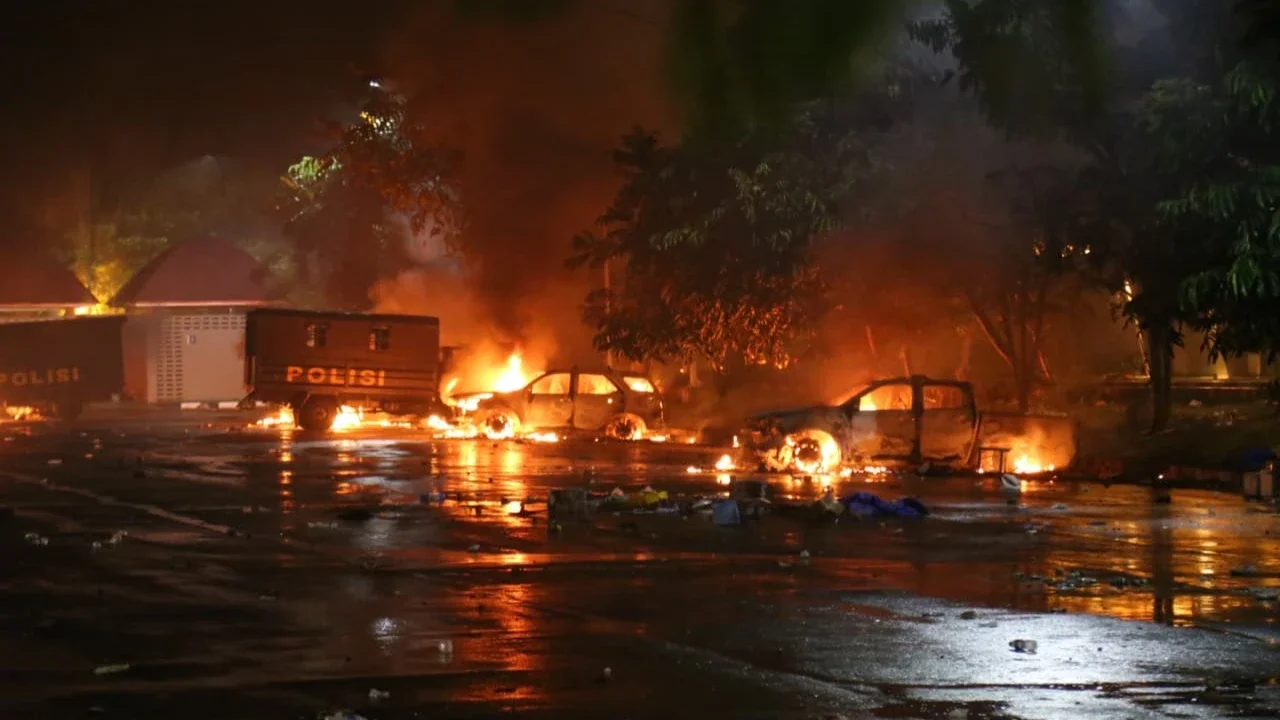 Pertandingan Persipura vs Adhyaksa FC Berakhir Ricuh, 37 Kendaraan Bermotor Rusak Dibakar Massa