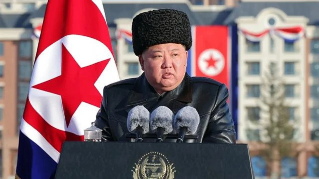 Tentara Korea Selatan berpatroli sepanjang pagar kawat berduri dekat perbatasan dengan Korea Utara di Paju, Korea Selatan, Rabu (5/1/2022). Menurut militer Korea Selatan dan Jepang, Korea Uta