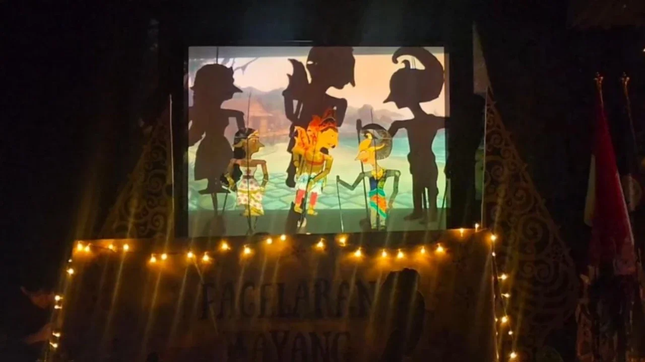 Pertunjukan Wayang Berbahasa Inggris Oleh para Siswa SMA Pikat Pengunjung Mall