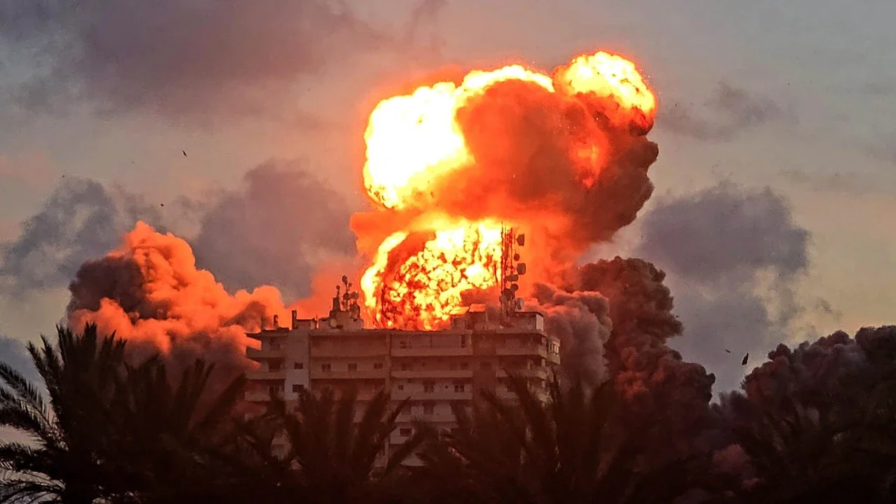 Bola api menyembur dari sebuah bangunan setelah serangan Israel di Tyre, Lebanon selatan, Kamis (28/05/ 2026).