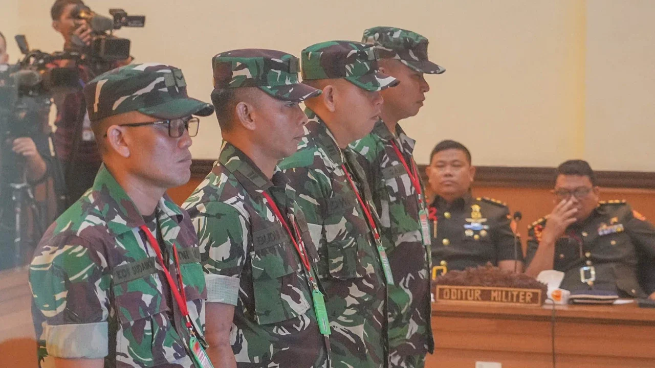 Terdakwa kasus penyiraman air keras kepada aktivis KontraS Andrie Yunus, Lettu Sami Lakka (kanan), Kapten Nandala Dwi Prasetya (kedua kanan), Lettu Budhi Hariyanto Cahyono (kedua kiri), dan Serda Edi Sudarko (kiri) saat menjalani sidang pembacaan putusan di Pengadilan Militer II-08, Jakarta, Rabu (10/6/2026).