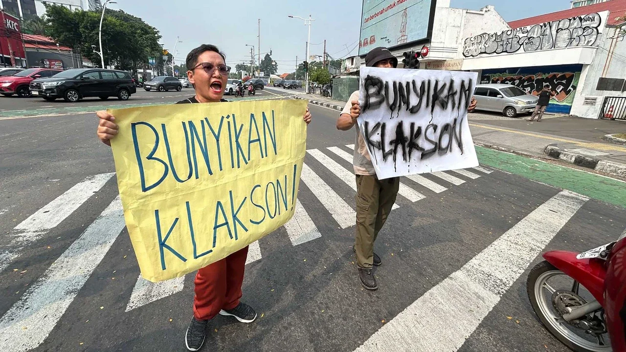 Massa aksi yang tergabung dalam MBG Watch, terdiri atas sejumlah organisasi masyarakat sipil, menggelar unjuk rasa di sekitar kantor Badan Gizi Nasional (BGN) di Jalan Kebun Sirih, Jakarta, Rabu (10/6/2026).