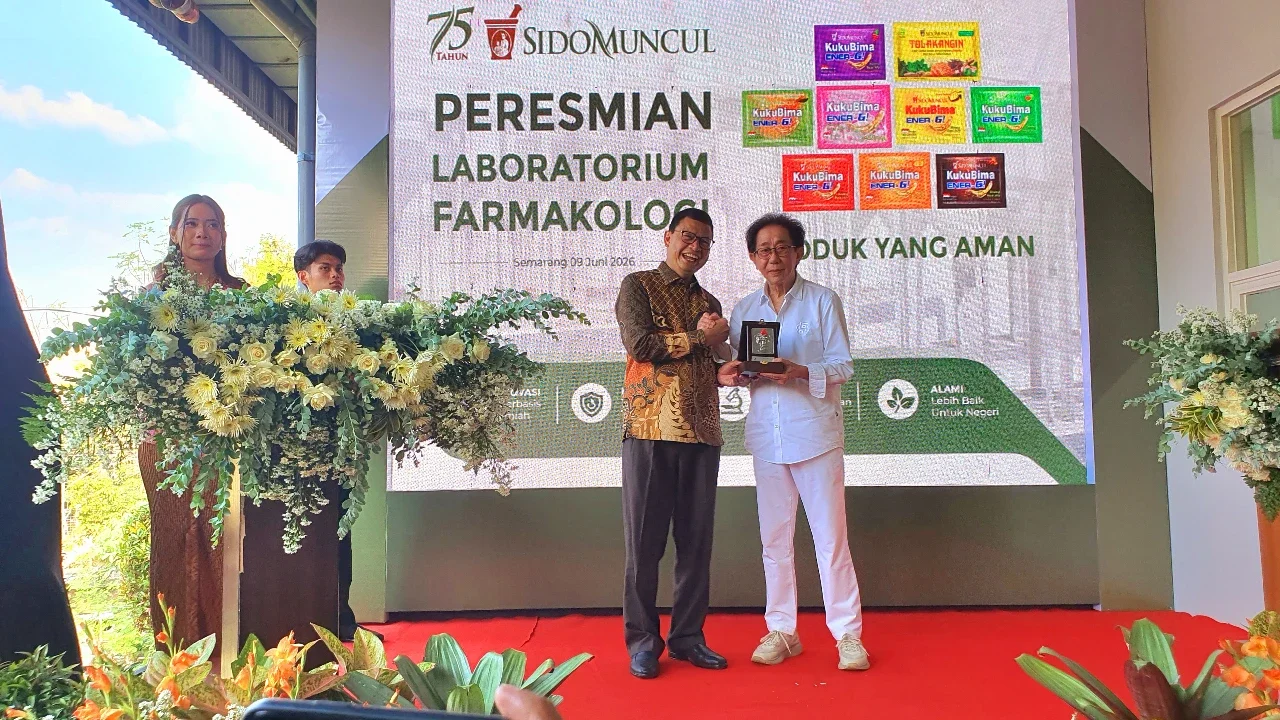 Kepala BPOM Prof. dr. Taruna Ikrar, M.Biomed., MD., Ph.D. bersama Direktur Utama Sido Muncul Dr. (H.C.) Irwan Hidayat meresmikan Laboratorium Farmakologi Sido Muncul.