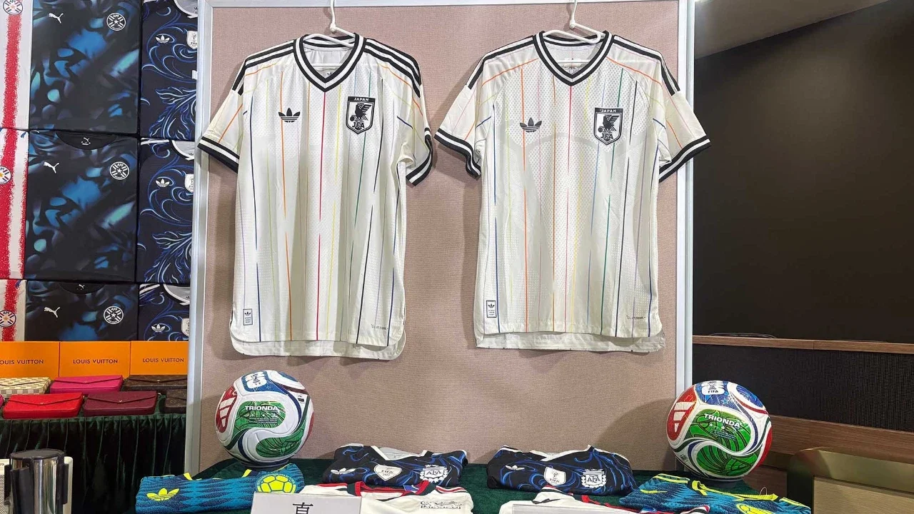 Otoritas bea cukai Hong Kong memperlihatkan jersey asli (kiri) dan jersey palsu (kanan) selama konferensi pers di kantor pusatnya di North Point, Hong Kong, Kamis (11/06/2026).