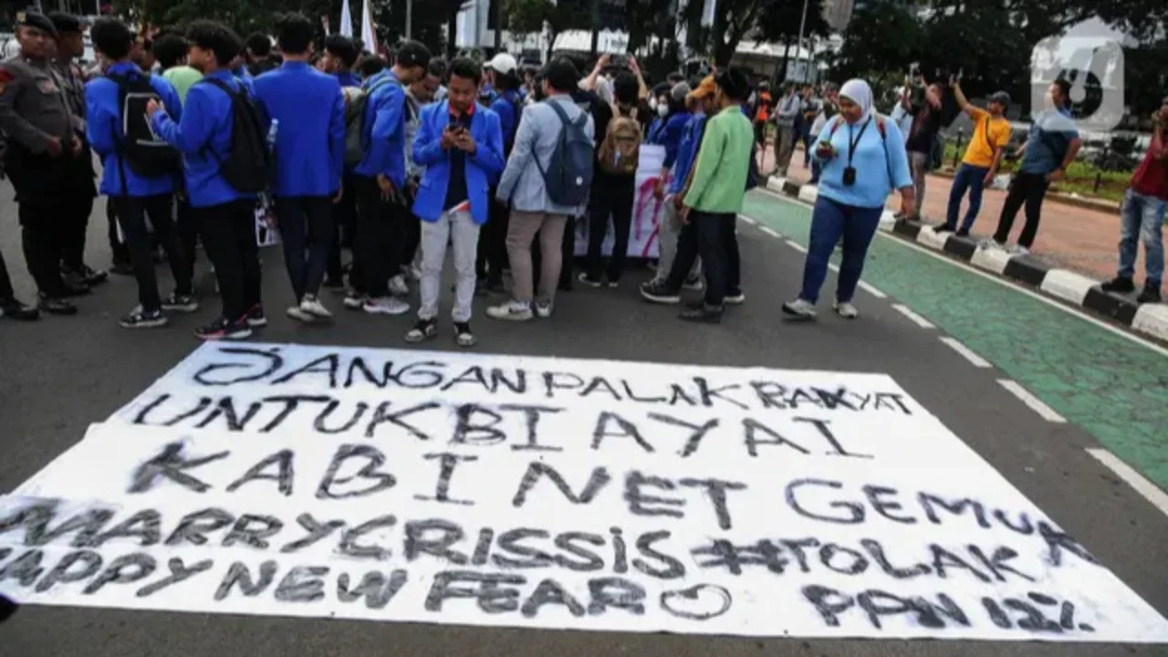 Mereka juga turut menampilkan aksi teatrikal kenaikan PPN yang memberatkan warga. (Liputan6.com/Angga Yuniar)