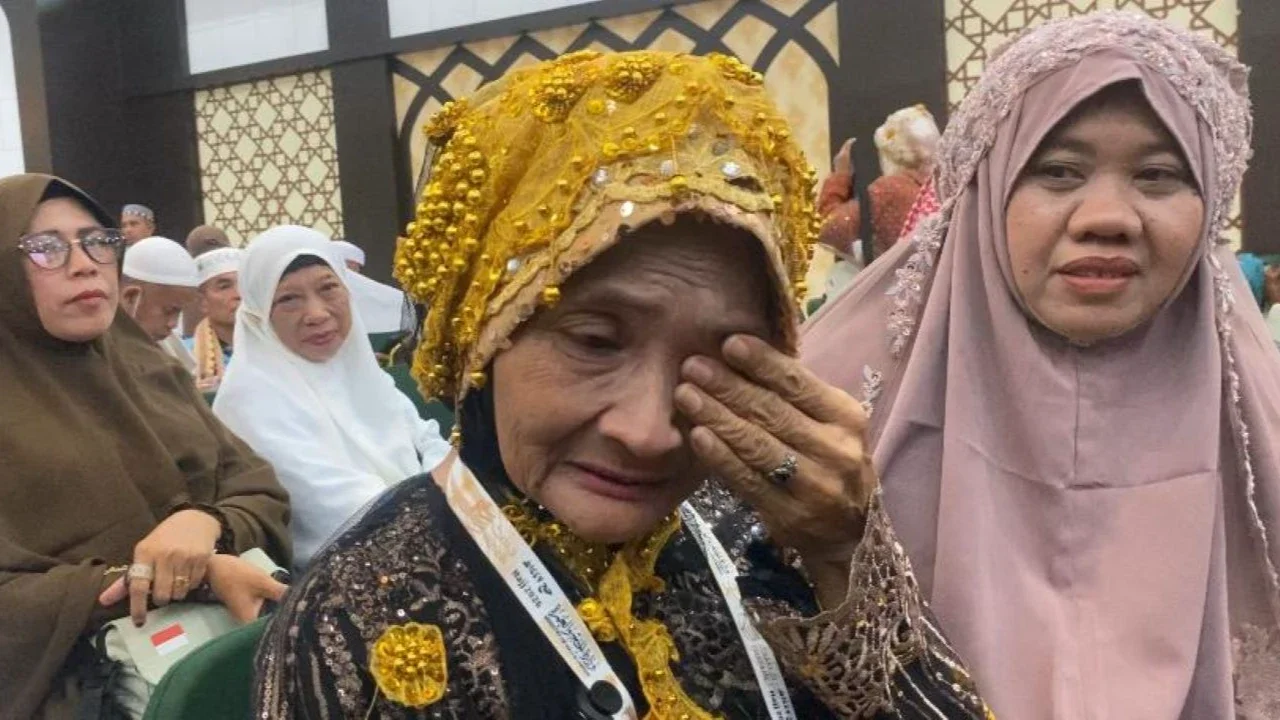 Tangis Haru Hj Jumariah Si Ikon Haji Global 2026, Baru Tiba di Tanah Air Ingin Balik Lagi ke Tanah Suci