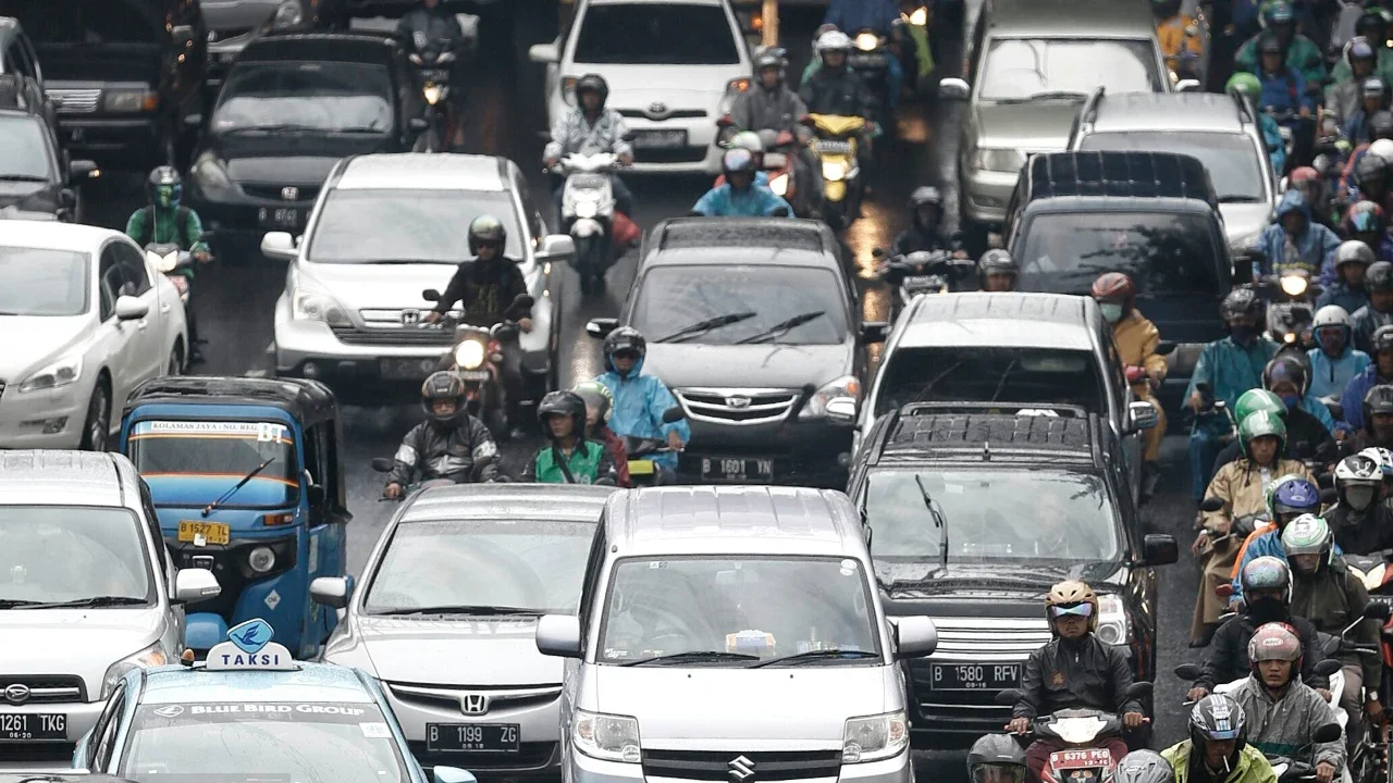 Antrean kendaraan yang terjebak kemacetan di Jalan Pramuka, Jakarta, Jumat (26/2). Banjir yang menggenangi sejumlah ruas jalan menyebabkan kemacetan arus lalu lintas di beberapa titik. (Liputan6.com/Faizal Fanani)