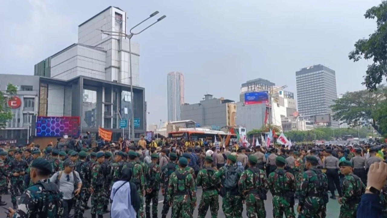 Massa Demonstran Tertahan Belum Bisa Masuk ke Kawasan Bundaran HI