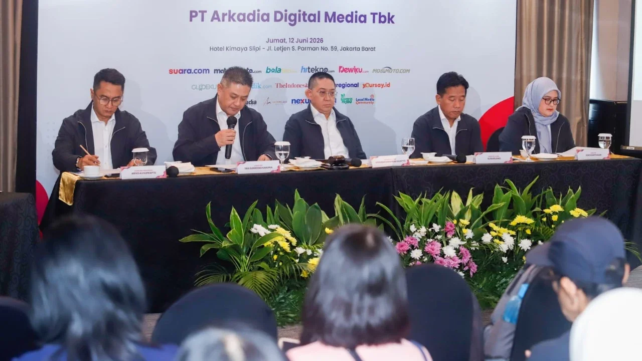 Jajaran Dewan Komisaris dan Direksi PT Arkadia Digital Media saat pelaksanaan Rapat Umum Pemegang Saham Tahunan (RUPST) Perseroan di Hotel Kimaya Slipi, Jakarta, Jumat (12/6/2026).