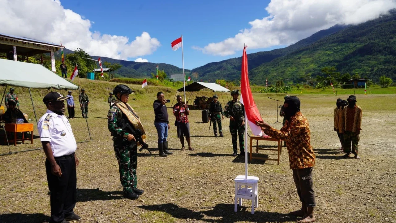 Delapan anggota TPNPB-OPM Kodap XV/Ngalum Kupel menjalani prosesi ikrar kembali ke NKRI di Lapangan Distrik Kiwirok, Kabupaten Pegunungan Bintang, Papua Pegunungan, Rabu (10/6/2026)