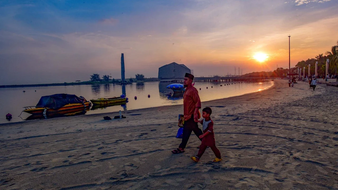 Umat Islam berjalan menuju tempat shalat Iduladha 1447 Hijriah di Pantai Lagoon, Ancol, Jakarta,  Rabu (27/5/2026).