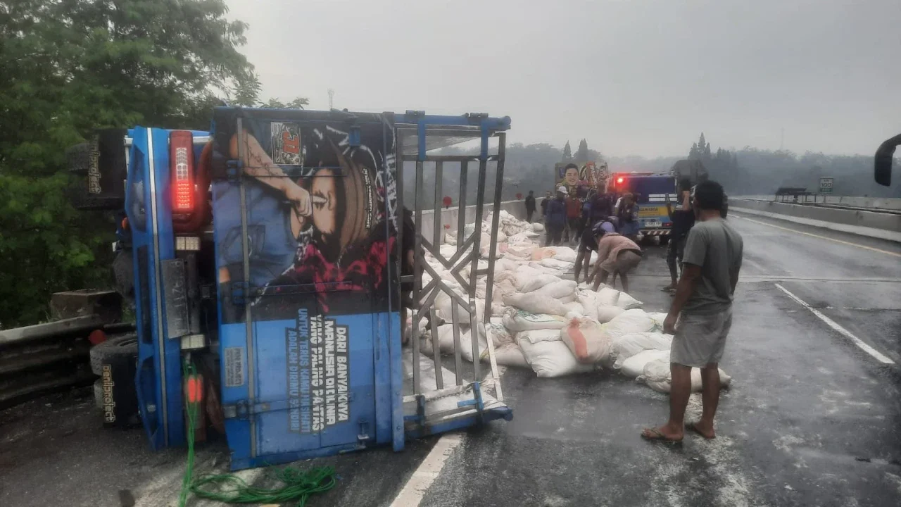 Truk Terguling di Tol Cipularang, Satu Pengemudi Meninggal Dunia