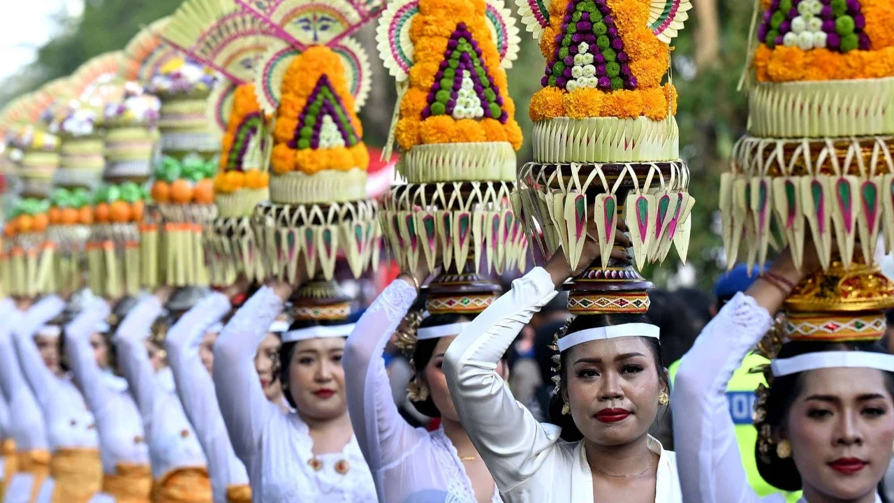 Seniman Bali tampil saat pawai pembukaan Pesta Kesenian Bali (PKB) ke-48 tahun 2026 di Denpasar, Bali, Sabtu (13/6/2026).