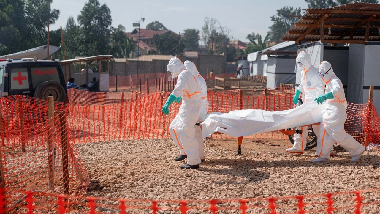 Anggota tim respons khusus membawa jenazah seseorang yang meninggal akibat penyakit virus Ebola di  Pusat Medis Injili Nyankunde (CME) di Bunia, Provinsi Ituri, Republik Demokratik Kongo, Sabtu (13/06/2026).