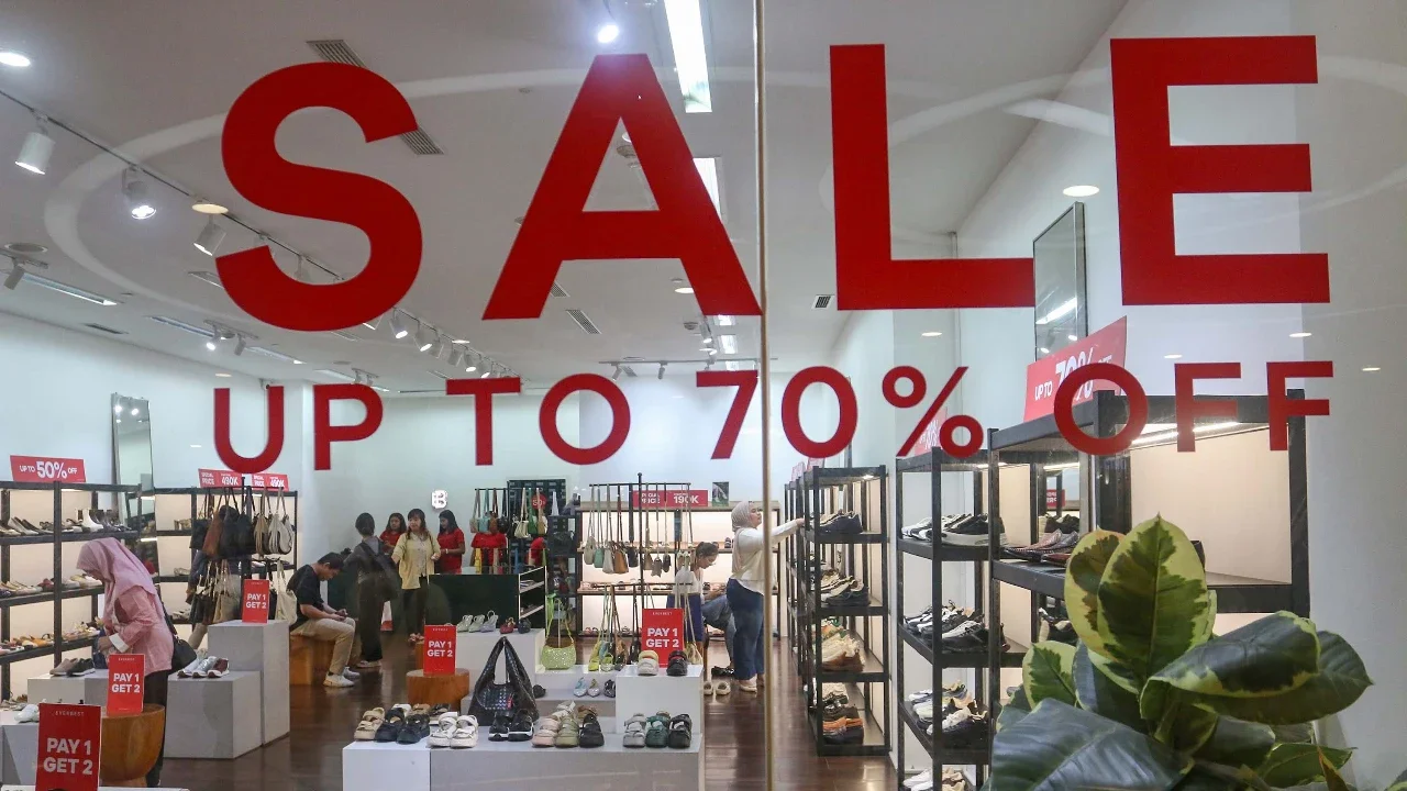 Aktifitas pengunjung pada toko yang mengikuti Festival Jakarta Great Sale di Kuningan City, Jakarta , Minggu (14/06/2026).