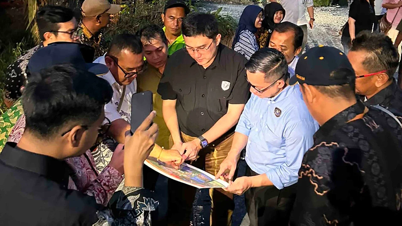 Jajaran Kementerian Koordinator Bidang Infrastruktur dan Pembangunan Kewilayahan bersama pemerintah daerah meninjau lokasi usulan pembangunan Sekolah Rakyat di Desa Penakalan, Kabupaten Sambas, Kalimantan Barat, Jumat (5/6/2026).
