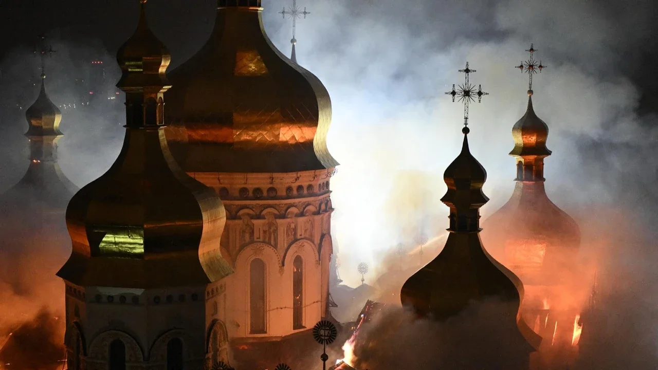 Asap dan api membubung dari Katedral Dormisi di kompleks Ortodoks Kyiv Pechersk Lavra setelah serangan rudal Rusia di ibu kota Ukraina, Kyiv, Senin (15/06/2026).
