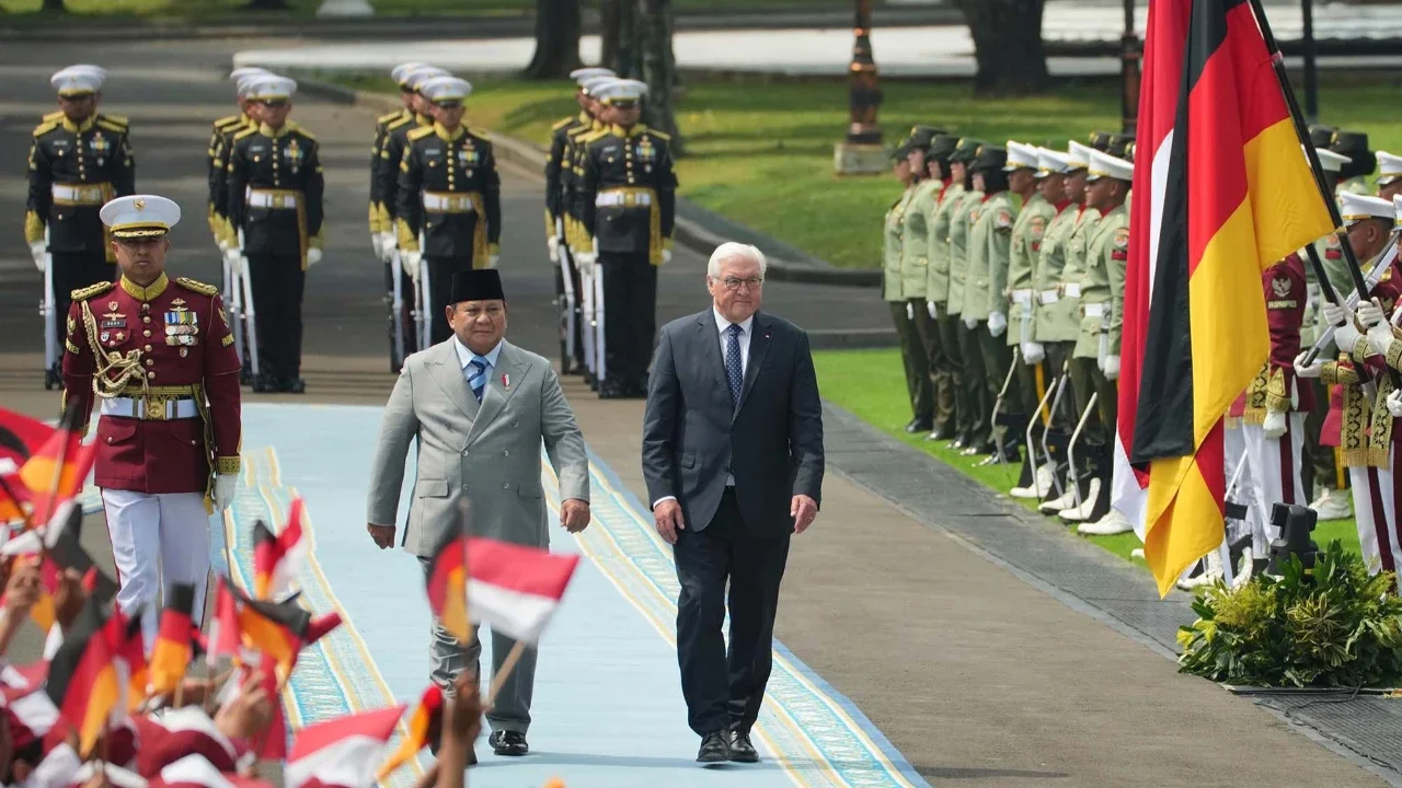Presiden Prabowo Subianto  bersama Presiden Jerman Frank Walter Steinmeier berjalan memeriksa pasukan di Istana Merdeka, Jakarta, Senin (15/6/2026).
