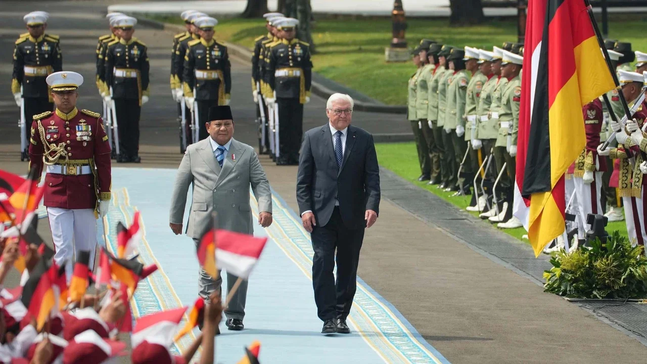 Presiden Prabowo Subianto  bersama Presiden Jerman Frank Walter Steinmeier berjalan memeriksa pasukan di Istana Merdeka, Jakarta, Senin (15/6/2026).