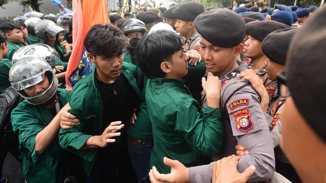 Massa mahasiswa dari Universitas Muhammadiyah Prof. DR. HAMKA (Uhamka) dihadang petugas kepolisian di jalan Sudirman, Jakarta, Senin (15/06/2026).