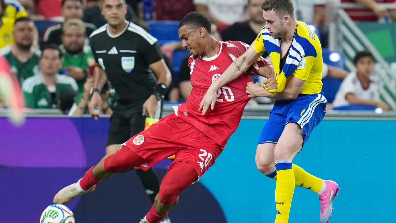 Pemain Tunisia Yan Valery  berebut bola dengan pemain Swedia  Gabriel Gudmundsson (5) selama pertandingan sepak bola Grup F Piala Dunia antara Swedia dan Tunisia di Guadalupe, dekat Monterrey, Meksiko, Minggu (14/06/2026).