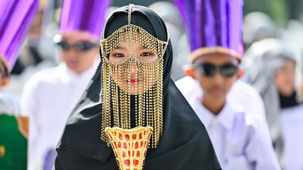 Para siswa mengikuti pawai menyambut tahun baru Islam bulan Muharram di Banda Aceh. Selasa (16/06/2026).