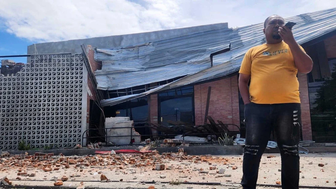 Seorang pria berbicara di telepon selulernya di dekat sebuah bangunan yang rusak akibat gempa M 6,7 di Palu, Sulawesi Tengah, Indonesia, Selasa (16/06/2026).