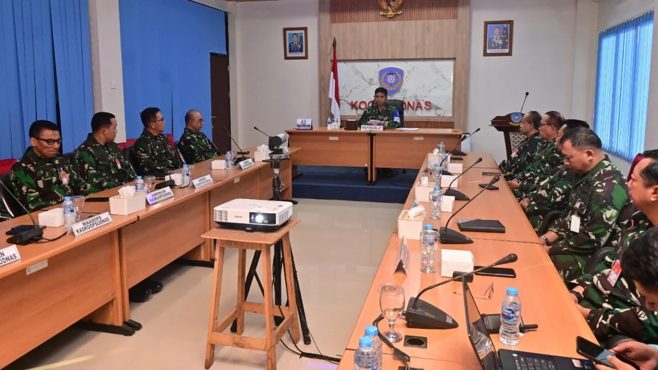 Kepala Staf Komando Operasi Udara Nasional (Kaskoopsudnas) Marsda TNI Purwoko Aji Prabowo membuka Latihan Kesiagaan II Kodau III “Maleo Perkasa” Tahun Anggaran 2026 di Makoopsudnas, Halim Perdanakusuma, Jakarta Timur, Senin (15/6/2026).