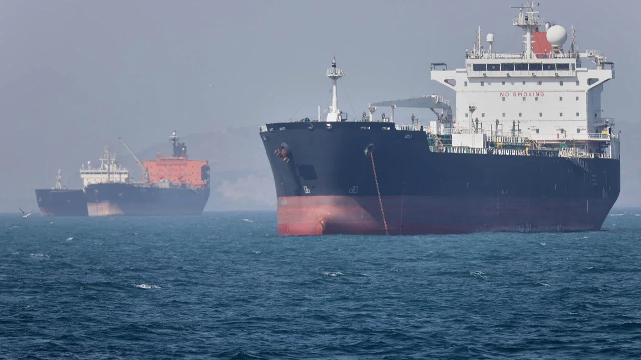 Kapal-kapal tanker berlabuh di lepas pantai di Selat Hormuz di lepas Bandar Abbas, Iran, Senin, (04/05/2026).
