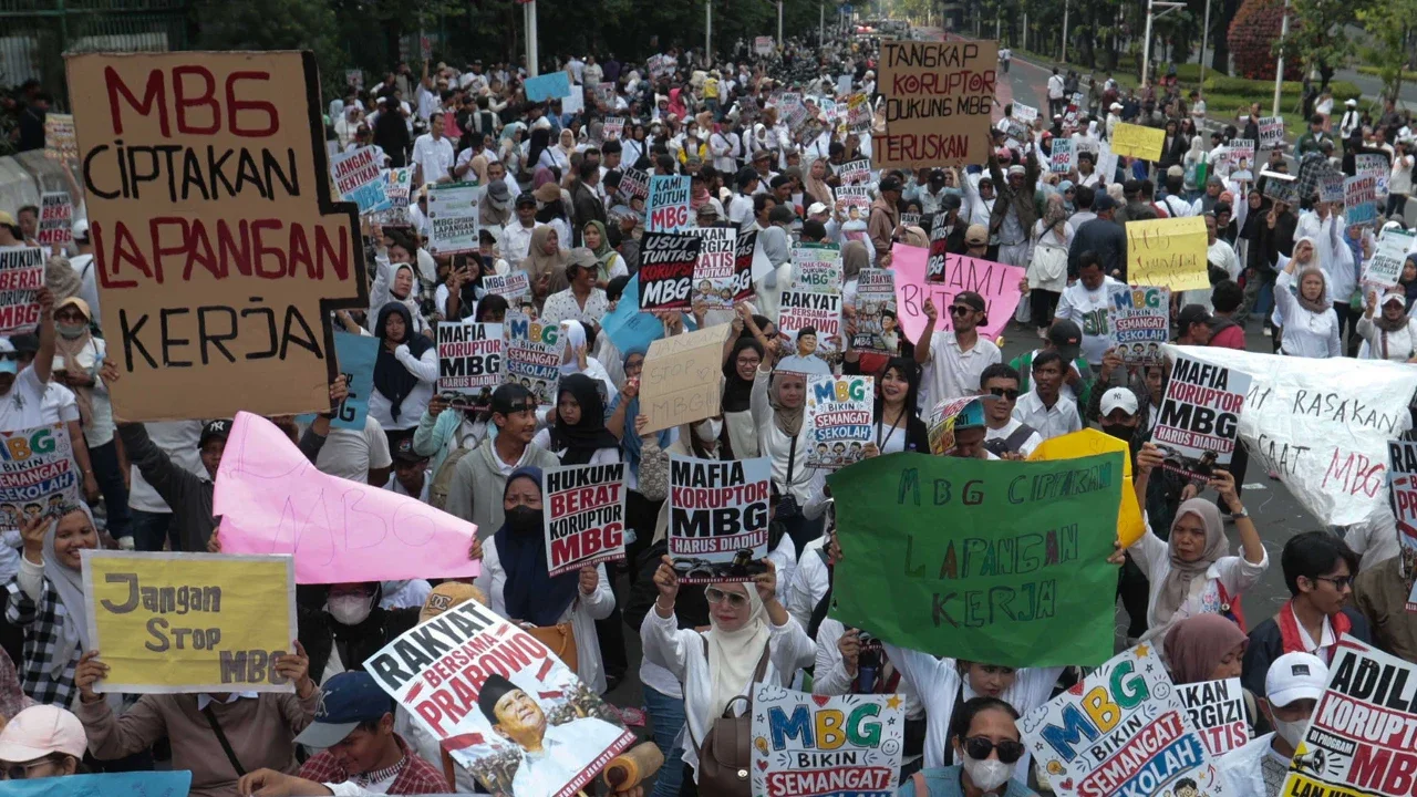 Massa yang tergabung dalam Aliansi Masyarakat Jakarta Timur menggelar aksi unjuk rasa untuk mendukung keberlanjutan program Makan Bergizi Gratis (MBG) dan mendesak pemberantasan penyalahgunaan program tersebut di kawasan Patung Kuda, Jakarta Pusat, Rabu (17/6/2026).