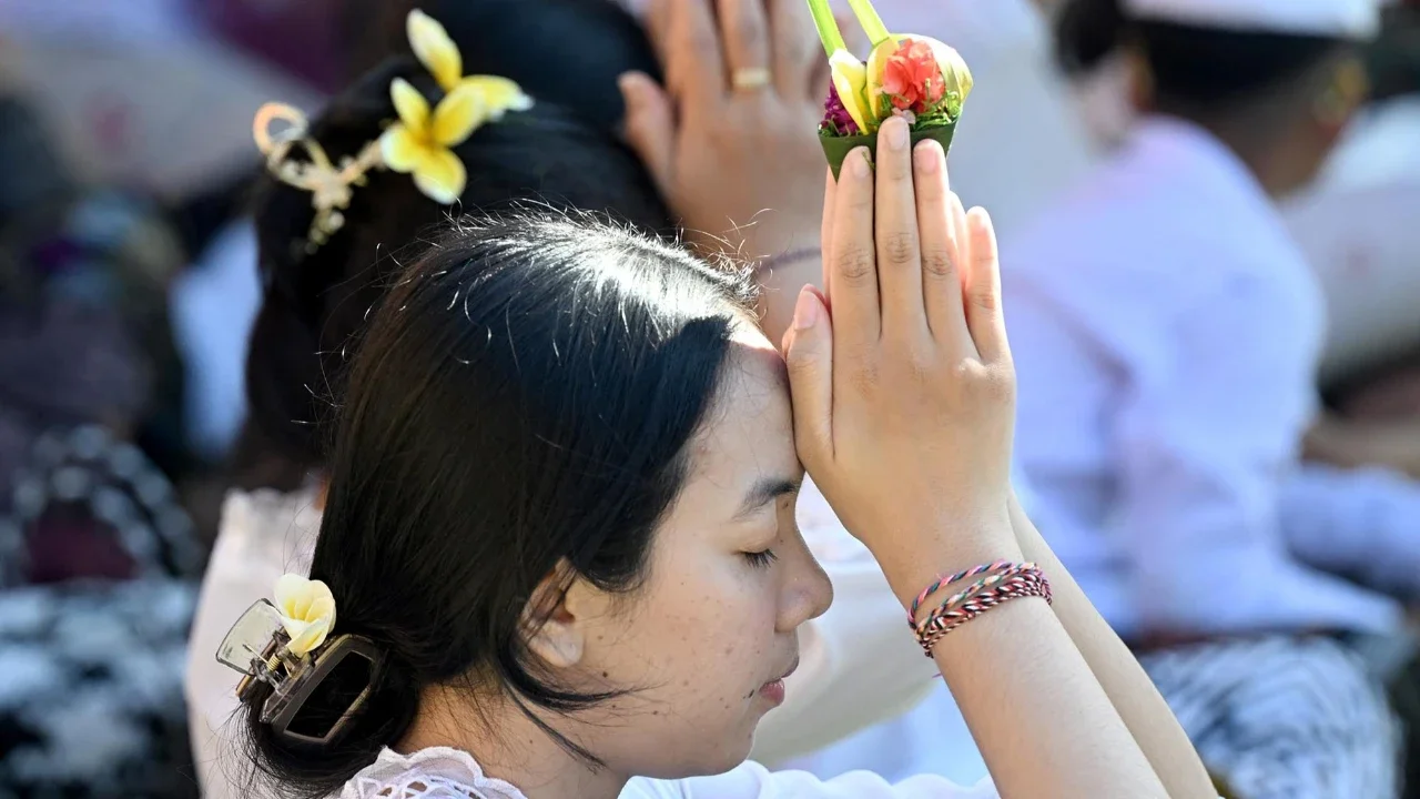 Umat Hindu Bali berdoa untuk merayakan Hari Raya Galungan di sebuah pura di Denpasar, Pulau Bali, Indonesia, Rabu (17/06/2026).