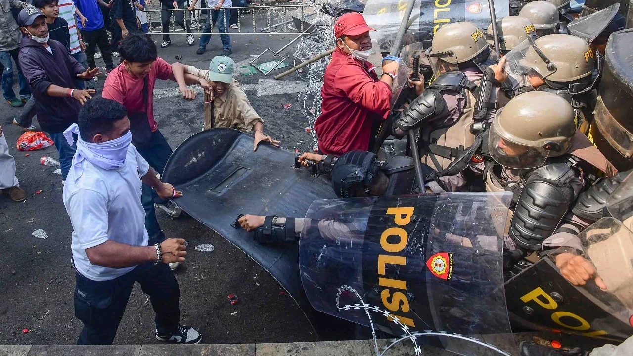 Massa yang menolak eksekusi lahan Hotel Sultan  terlibat disemprot water canon di kawasan Gelora Bung Karno (GBK) Jakarta Pusat, Kamis (18/6/2026).