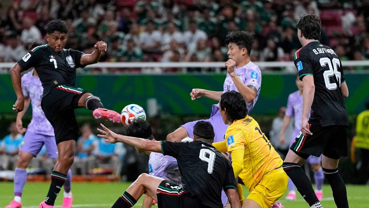 Pemain Meksiko Luis Romo  saat , mencetak gol pembuka selama pertandingan sepak bola Grup A Piala Dunia antara Meksiko dan Korea Selatan di Zapopan, dekat Guadalajara, Meksiko, Kamis (18/06/2026).