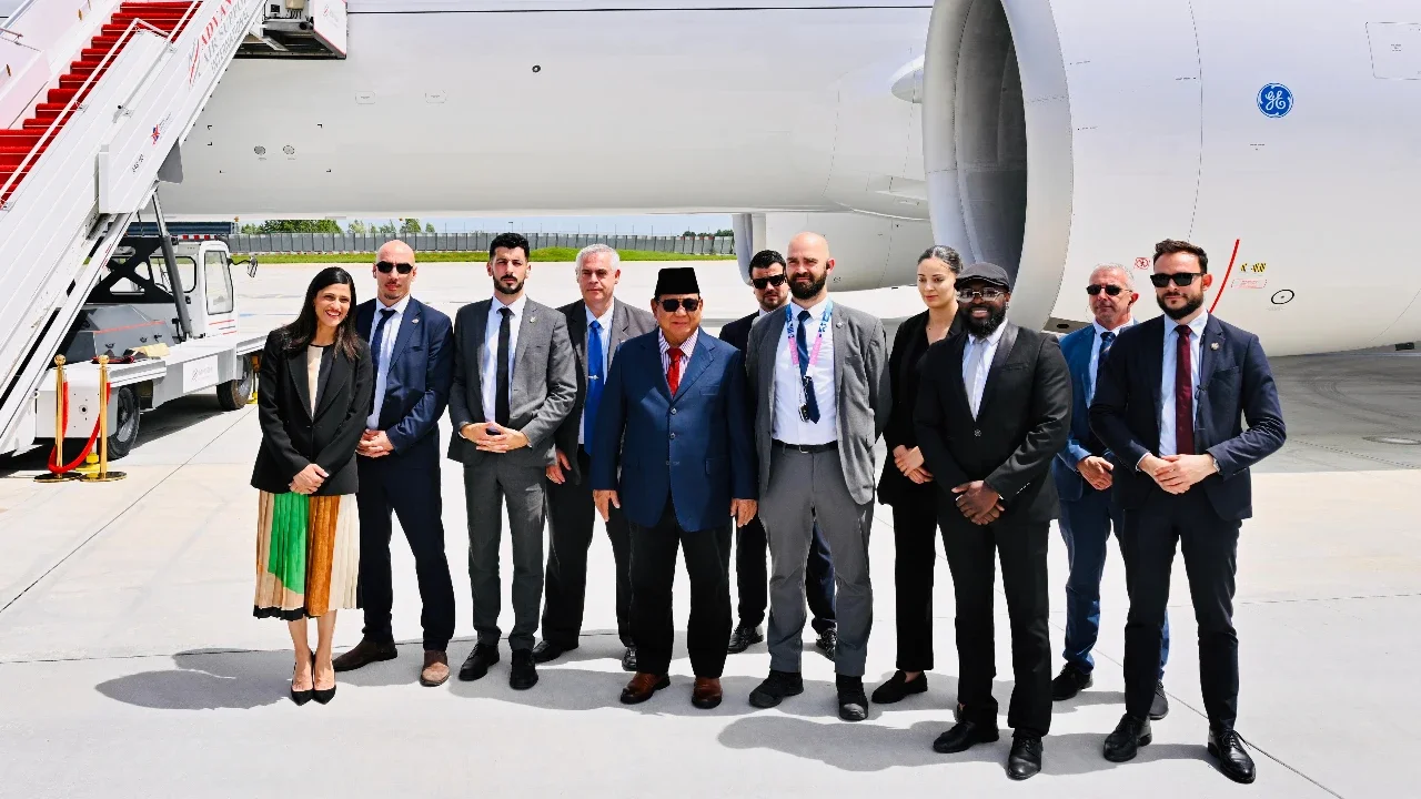 Seskab Teddy: Salah Besar Presiden ke Luar Negeri untuk Gagah-gagahan dan Seremonial