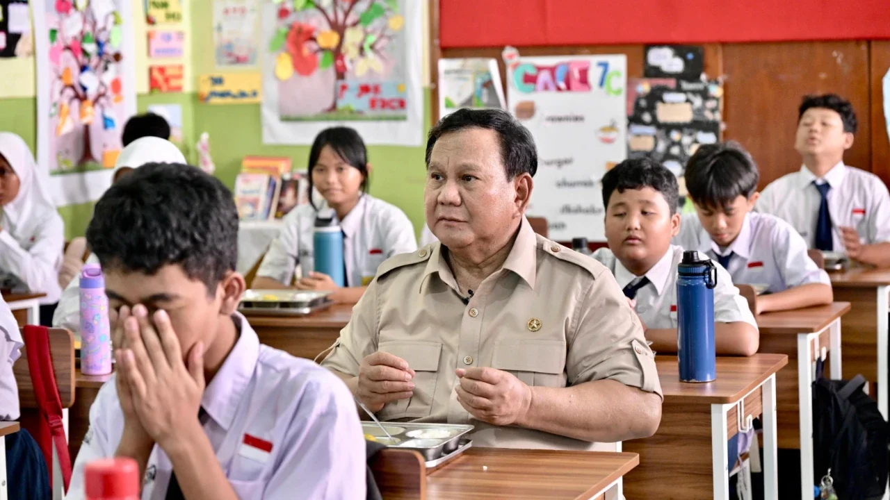 Momen Prabowo Beri Pesan ke Siswa SMPN 111 yang Punya Cita-Cita Jadi Presiden