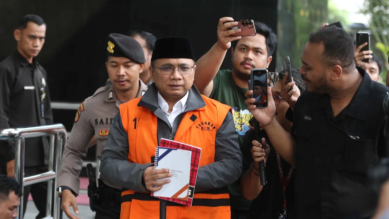 Mantan Menteri Agama, Yaqut Cholil Qoumas (Gus Yaqut - tengah), usai menjalani pemeriksaan lanjutan di Gedung Merah Putih Komisi Pemberantasan Korupsi (KPK), Jakarta, Selasa (2/6/2026).