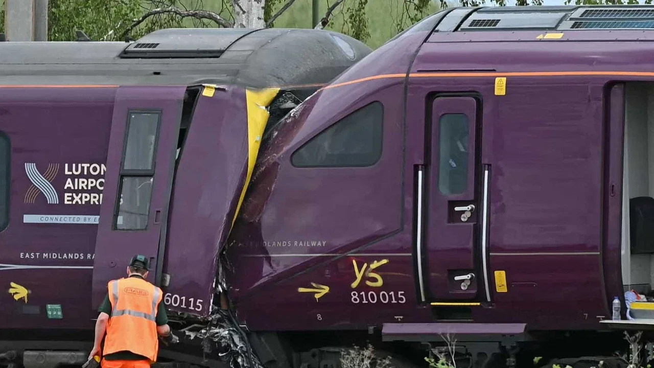 Tim Cabang Investigasi Kecelakaan Kereta Api melakukan penyelidikan terhadap tabrakan dua kereta East Midlands Railway (EMR) di selatan Bedford, Inggris tengah, Sabtu (20/06/2026).