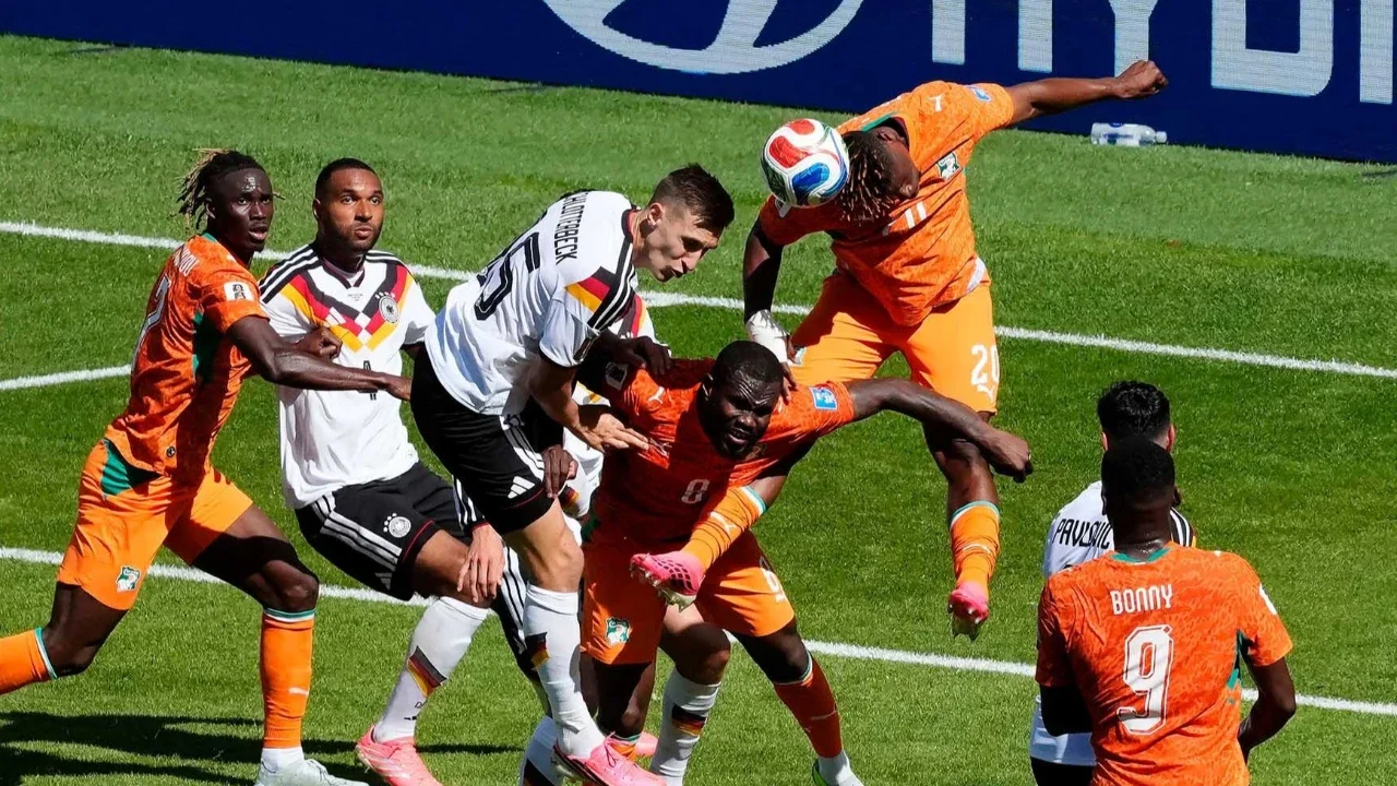 Pemain Jerman Nico Schlotterbeck berebut bola tinggi dengan pemain Pantai Gading  Emmanuel Agbadou  dan Franck Kessie selama pertandingan sepak bola Grup E Piala Dunia antara Jerman dan Pantai Gading di Toronto, Sabtu, (20/06/2026).