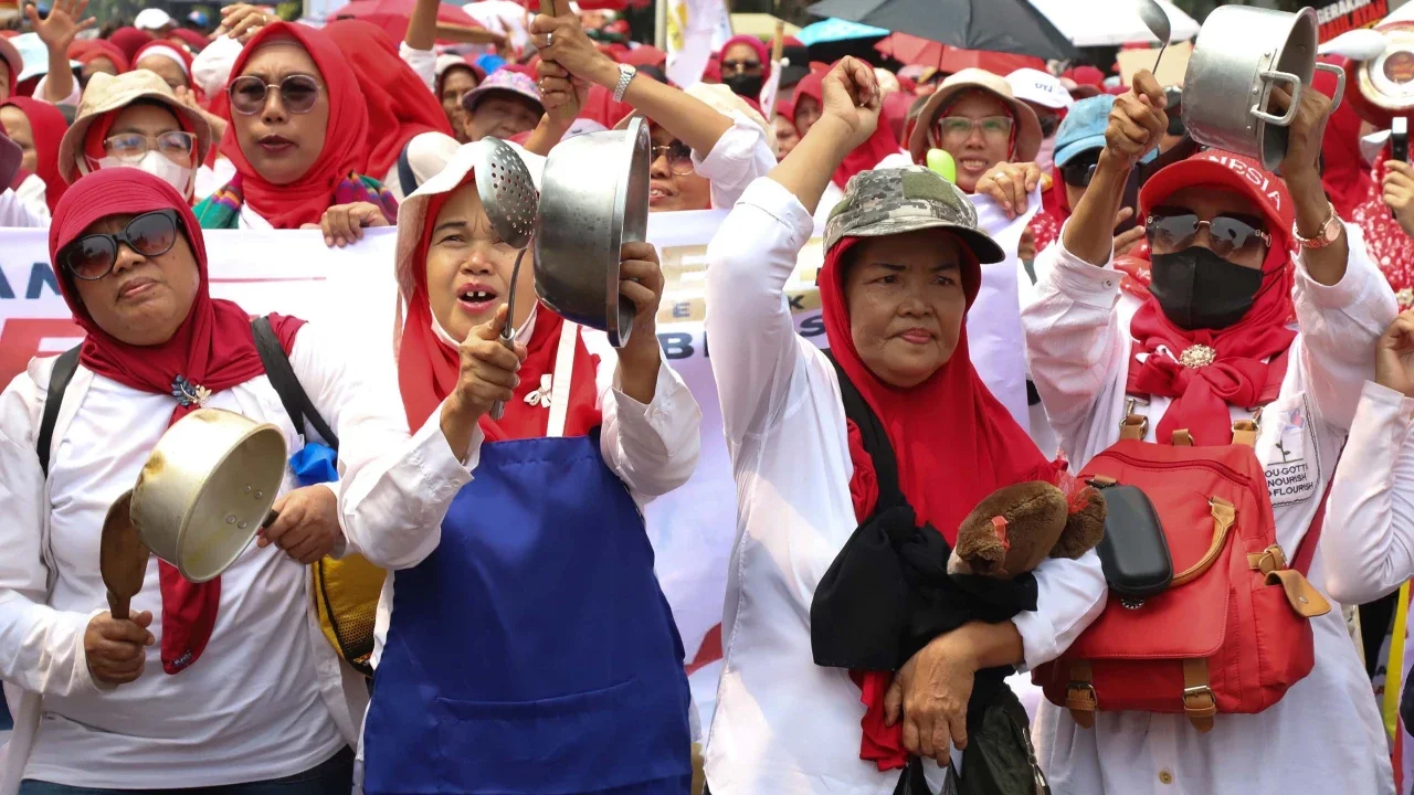 Massa dari Aliansi Masyarakat Jakarta menggelar aksi unjuk rasa di kawasan Patung Kuda, Monumen Nasional (Monas), Jakarta Pusat, Senin (22/6/2026).