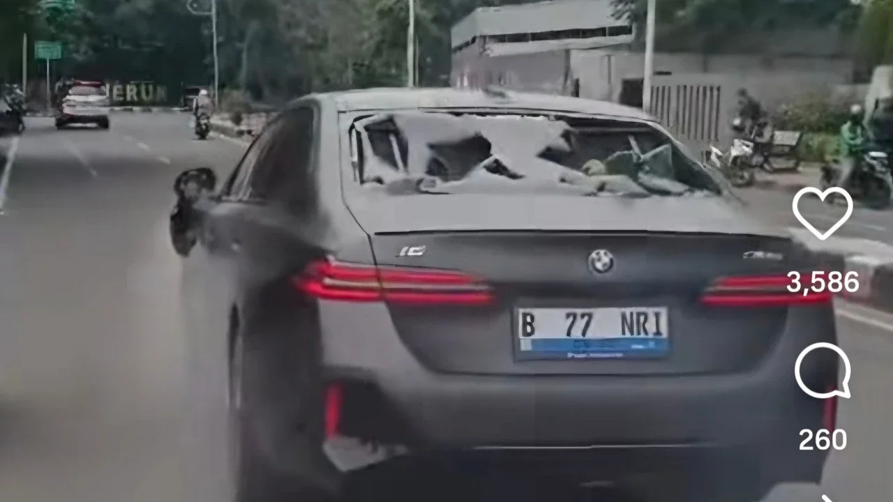 Mobil BMW Tabrak Pemotor Hancur Diamuk Massa di Jakbar, Begini Penampakannya