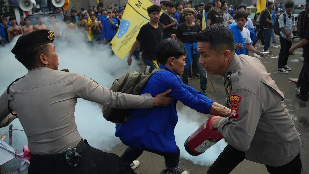 Mahasiswa PMII dan aparat kepolisian terlibat aksi saling dorong saat demonstrasi  di depan Gedung DPR/MPR RI, Senayan, Jakarta, Senin (22/6/2026).