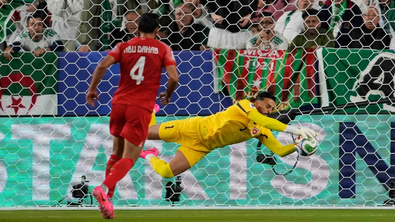 Kiper Yordania Yazeed Abulaila melakukan penyelamatan saat pertandingan sepak bola Grup J Piala Dunia antara Yordania dan Aljazair di Santa Clara, California, dekat San Francisco, Senin, Senin (22/05/2026)..