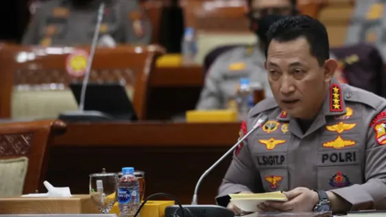 Kapolri Jenderal Pol Listyo Sigit Prabowo memberi paparan dalam rapat kerja bersama Komisi III DPR di di Kompleks Parlemen Senayan, Jakarta, Senin (24/1/2022). Raker terkait evaluasi kinerja
