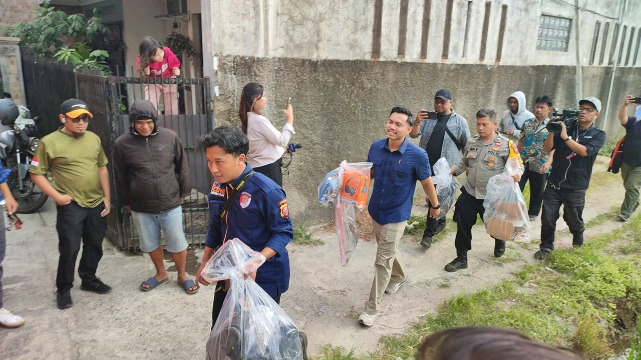 Polisi Bawa Pakaian hingga Helm dari TKP Perempuan Disekap Pacar di Bandung