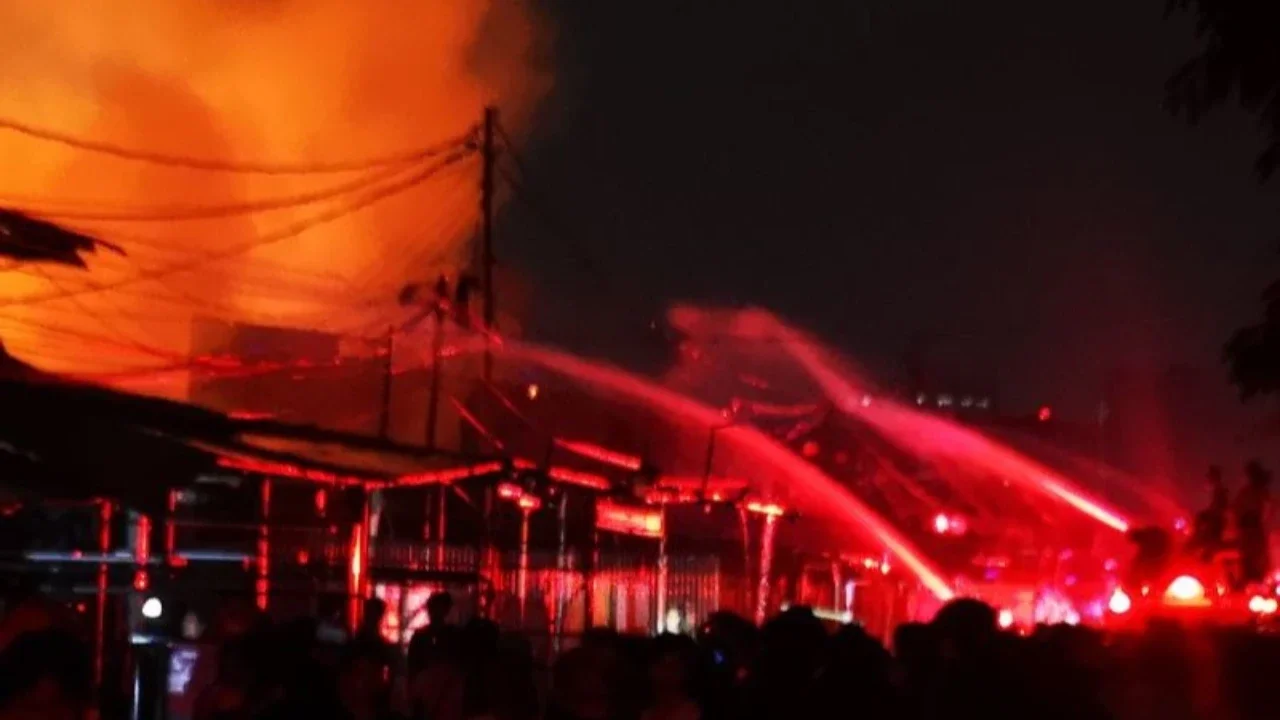 Kebakaran Gudang Material di Kuningan Padam, Kerugian Capai Miliaran Rupiah