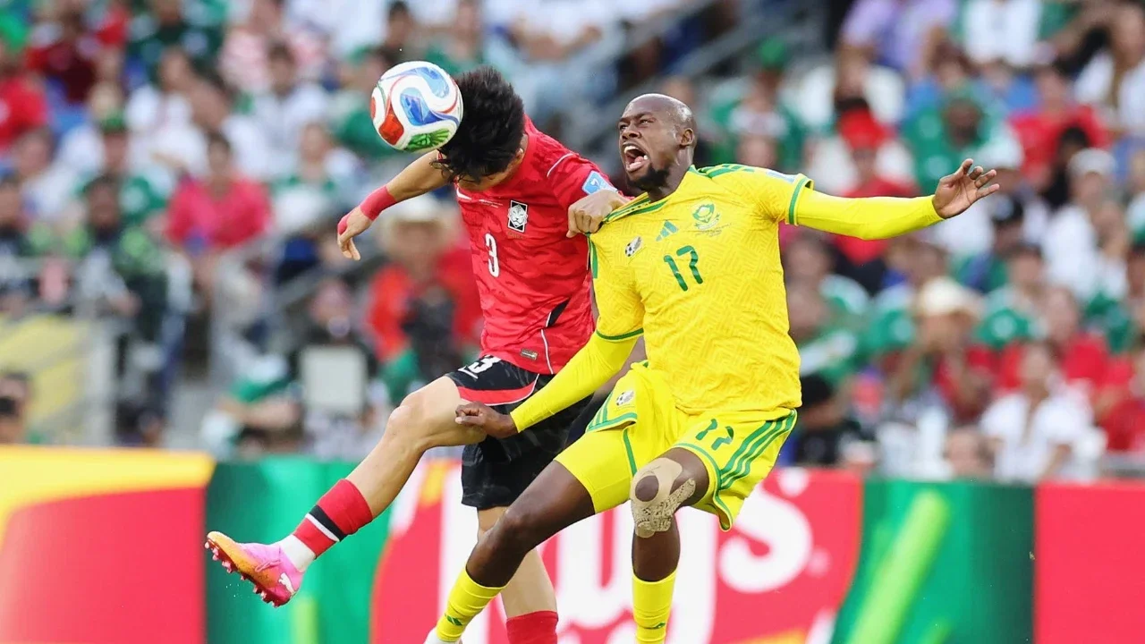AP Photo/Moises Castillo
Pemain Korea Selatan Lee Gi-hyeok menyundul bola menjauh dari pemain Afrika Selatan  Evidence Makgopa selama pertandingan sepak bola Grup A Piala Dunia antara Afrika Selatan dan Korea Selatan di Guadalupe, dekat Monterrey, Meksiko, Rabu (24/06/2026).
